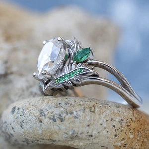 Detail van bohemien kroonring met druppelvormige steen en groene verengravure