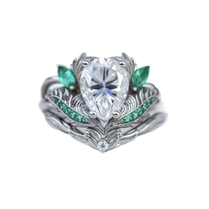 Ring met peervormig kristal, groene marquise stenen en fijn bewerkt metalen frame