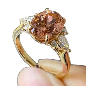 Elegante goudkleurige koperen ring met champagne ovale zirkonia en zijstenen