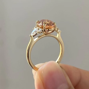 Luxe 18K gouden ring met een grote ovale champagne zirkoon en traanvormige zijstenen