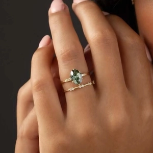Ensemble de bagues plaquées or avec pierre verte ovale et accents de diamants