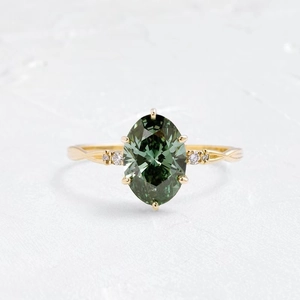 Bague plaquée or avec une grande émeraude verte ovale et des diamants d'accent