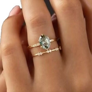 Ensemble de bagues plaquées or avec émeraude taille marquise et accents de diamants