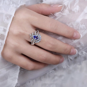 Elegante blauwe saffier ringenset met maanstenen op witte kant achtergrond