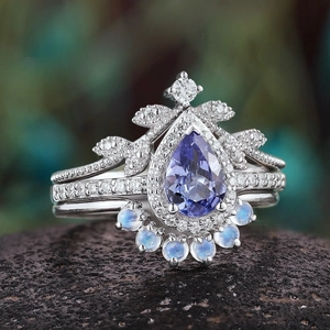 Elegante driedelige ringenset met peervormige paarse edelsteen, maansteen en zirkonia