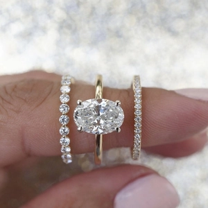 Driedelige ringenset met ovaal geslepen steen en micro-pave diamanten banden in goud