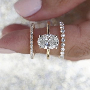 Driedelige gouden ringenset met ovale zirkoon en sprankelende eternity-banden