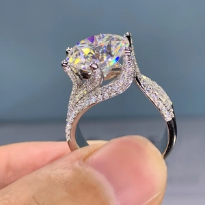 Anello classico in moissanite a sei griffe con lussuosa fascia a spirale e micro pavé