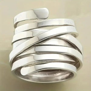 Anello multistrato intrecciato in metallo argento con design moderno a fascia avvolgente