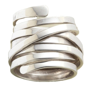 Anello avvolgente in argento lucido con design minimalista a fasce metalliche a spirale