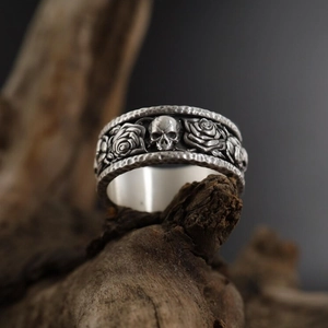 Anillo punk vintage de plata con motivos de calavera y rosa en banda ancha tallada