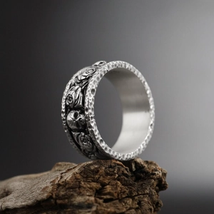 Anillo vintage de plata con calaveras y rosas con un diseño punk de textura martillada