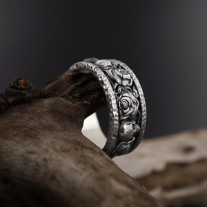 Anillo punk vintage de hombre con calavera y rosas en relieve estilo gótico plata