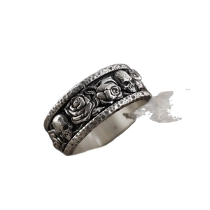 Anillo ancho de hombre estilo punk gótico con calaveras y rosas en relieve plata vieja