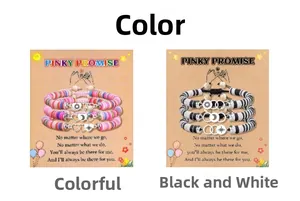 Dettaglio dei bracciali Pinky Promise con perle in argilla e ciondoli sole luna stelle