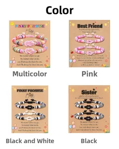 Dettagli di braccialetti di coppia intrecciati a mano con perline colorate su carte