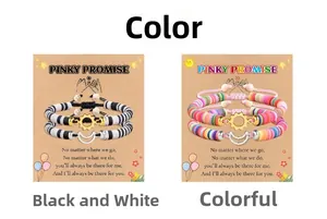 Détail de bracelets Heishi avec breloques soleil et lune sur une carte Pinky Promise