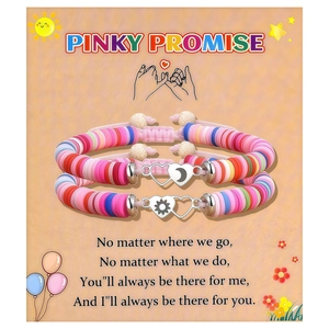 Détail des breloques soleil et lune Pinky Promise sur bracelets en perles heishi