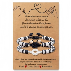 Set di due braccialetti con nodo intrecciato bianco e nero su carta kraft regalo