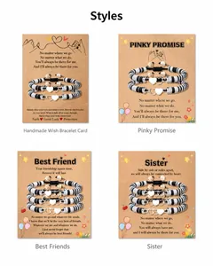 Détail de bracelets tressés Pinky Promise avec breloques cœur sur cartes de poésie