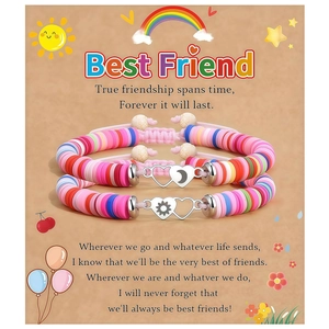 Détail de bracelets perlés avec charmes cœur soleil et lune sur carte d'amitié