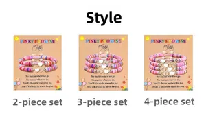 Détail de bracelets en perles Heishi colorées avec breloques cœur sur cartes cadeaux