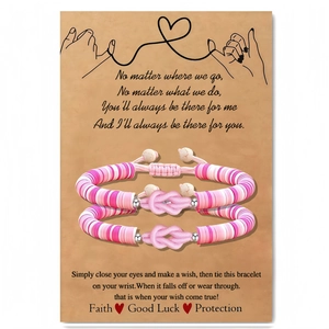Braccialetti dell'amicizia con perline Heishi e nodo intrecciato su cartoncino regalo