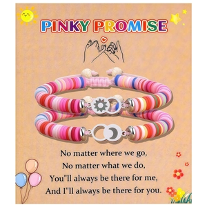 Détail des bracelets d'amitié magnétiques soleil et lune sur carte de vœux rose