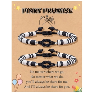 Vista dettagliata dei braccialetti fatti a mano Pinky Promise su cartoncino per coppie