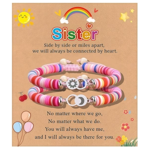 Détail de bracelets d'amitié en perles avec breloques soleil et lune sur carte cadeau