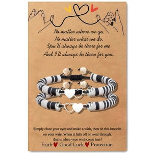 Détail de bracelets de couple ajustables avec breloques cœur sur carte de vœux