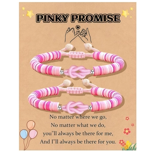 Set di braccialetti dell'amicizia fatti a mano in perline heishi su carta regalo