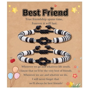 Braccialetti dell'amicizia intrecciati con perline a righe su biglietto regalo illustrato