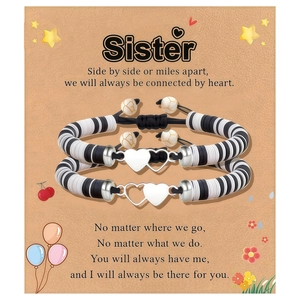 Détail des bracelets faits main en perles heishi avec cœur argenté sur carte cadeau sœur