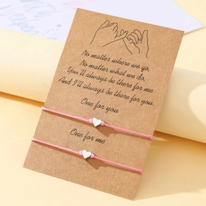 Lot de bracelets cœurs roses sur carte kraft avec illustration de promesse