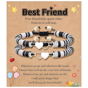 Détail de bracelets d'amitié avec cœurs entrelacés présentés sur une carte de cadeau