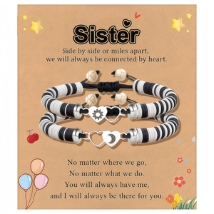 Détail des bracelets sœur soleil et lune sur carte cadeau avec cordon ajustable