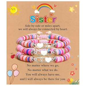 Lot de trois bracelets en perles d'argile colorées avec breloques cœur sur carte cadeau sœur
