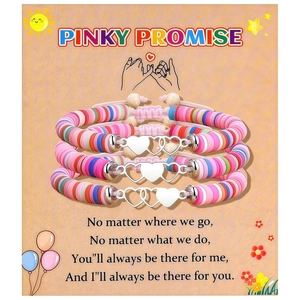 Coffret de trois bracelets en perles d'argile colorées avec breloques cœur et carte