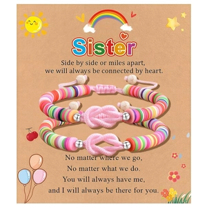 Set di bracciali a nodo concentrico con perle heishi colorate su carta regalo
