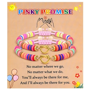 Regenboog polymeerklei kralen armbandenset met gouden hart op een cadeaukaart