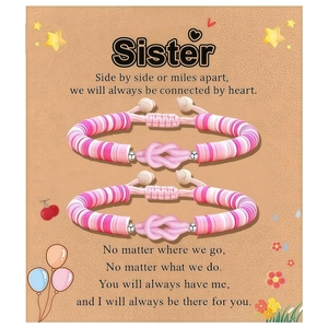Dettaglio di braccialetti fatti a mano con perline rosa e cuore su un biglietto regalo