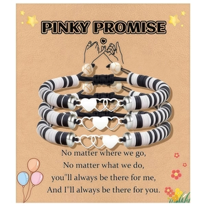 Détail de trois bracelets d'amitié en perles noires et blanches sur carte Pinky Promise