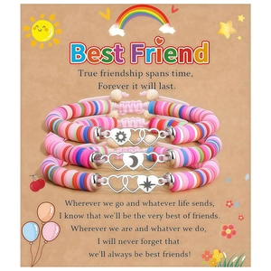 Détail des breloques cœur soleil lune et étoile sur des bracelets d'amitié colorés en perles Heishi