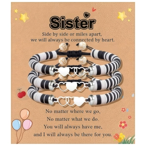 Lot de trois bracelets en perles d'argile polymère avec pendentifs cœurs et carte cadeau