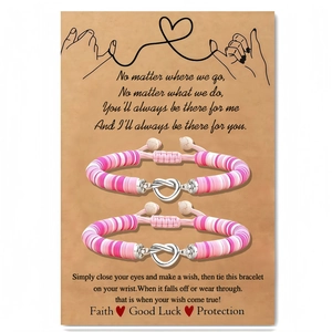 Detail van roze en paarse Heishi kralenarmbanden met een hartknoop op een geschenkkaart