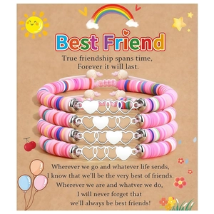 Lot de bracelets en perles Heishi arc-en-ciel avec breloques cœur sur carte cadeau