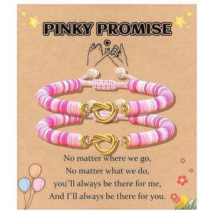Roze en witte kralen armbanden set met hartvormige knoopbedels op een geschenkkaart