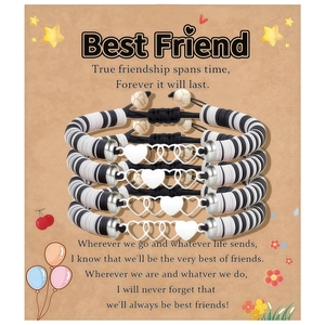 Détail de quatre bracelets tressés cœur noir et blanc sur une carte Best Friend