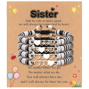 Lot de quatre bracelets de sœur faits main en perles Heishi noires et blanches avec cœur